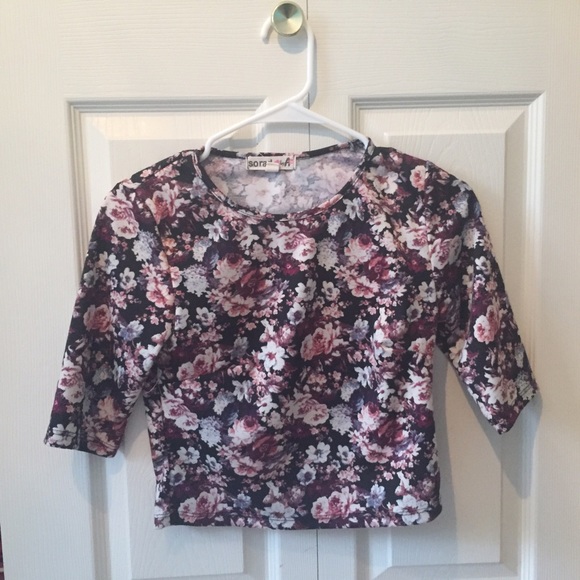 Adorable floral crop top - Picture 1 of 3