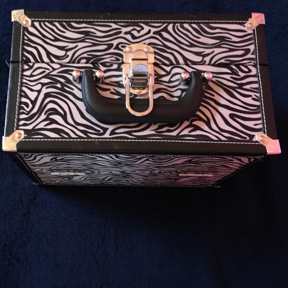 Used SOHO New York Train Case