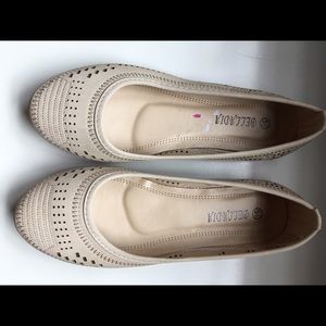Cute beige flats,