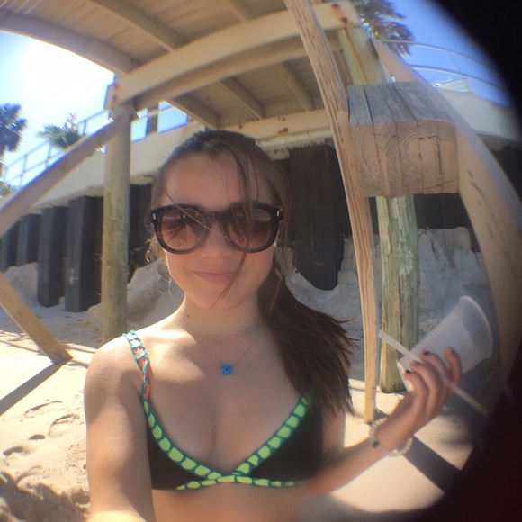 Meet your Posher, Chloe! - Picture 2 of 4