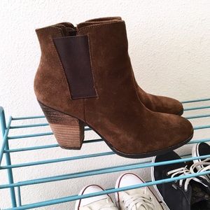 Like New 🍂 Vince Camuto Suede Ankle Boots