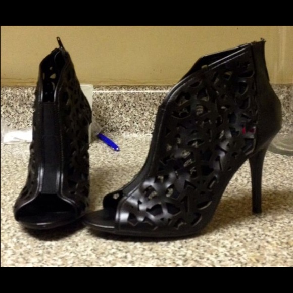 Black laser cut out pumps