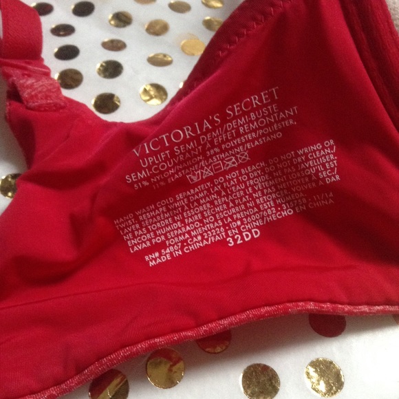 Victoria's Secret Intimates & Sleepwear - NEW 32DD T-Shirt bra Red Victoria's Secret Intimates & Sleepwear - NEW 32DD T-Shirt bra Red