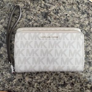 Adele wallet in pearl grey
