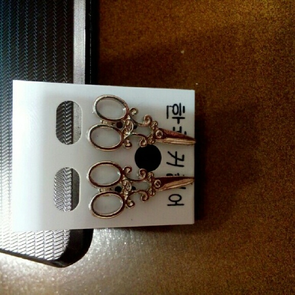 Scissors silver stud earrings - Picture 3 of 3