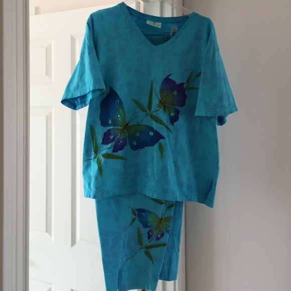 Knit shirt and Capri pants. Blue print.