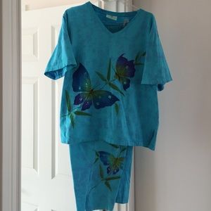 Knit shirt and Capri pants. Blue print.