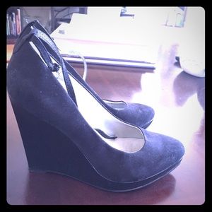 Guess like new black wedges