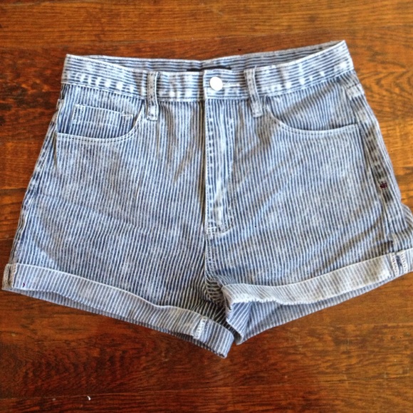 High-waisted blue striped shorts from Forever 21 - Picture 1 of 3