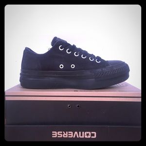 Converse Chuck Taylor AllStar Lo Platform Sneakers