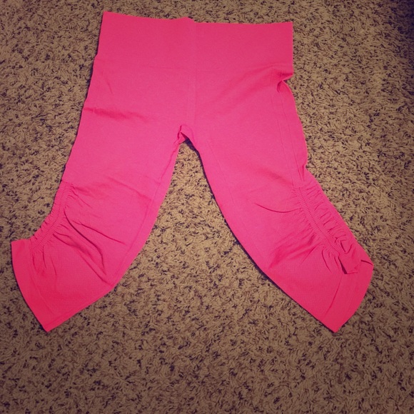 Lululemon zone in crop size 6.