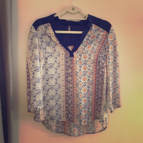 Colorful blouse, with nice navy trim