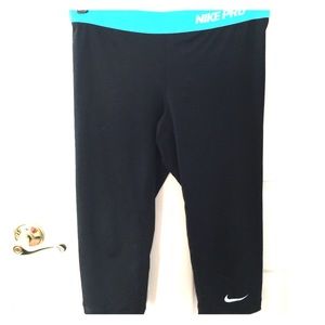 Cropped Nike Pro pants