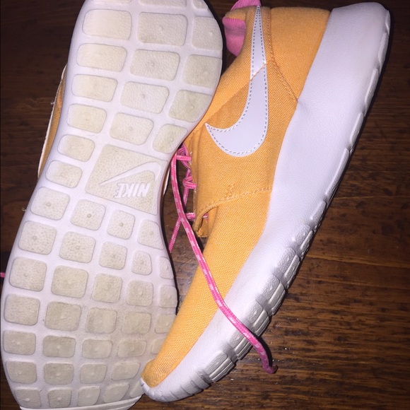 Nike Roshe. Cute shoes. Size 7