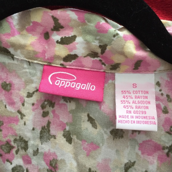 🌺Pretty floral button down🌺 - Picture 2 of 5