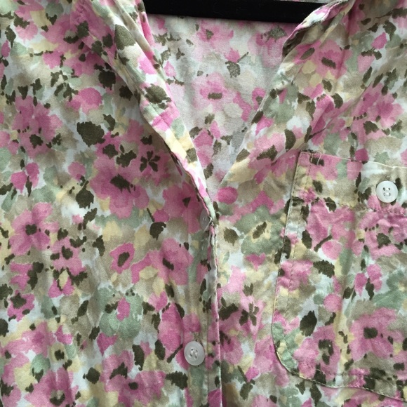 🌺Pretty floral button down🌺 - Picture 3 of 5