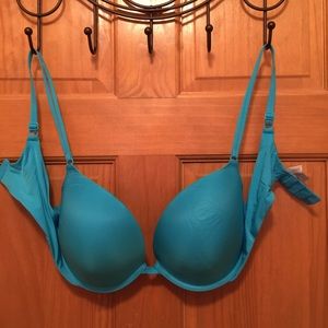 🎈NEW LISTING🎈VS PUSH-UP BRA