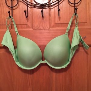 🎈NEW LISTING🎈VS PUSH-UP BRA