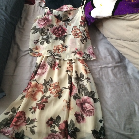 Very cute floral dress!