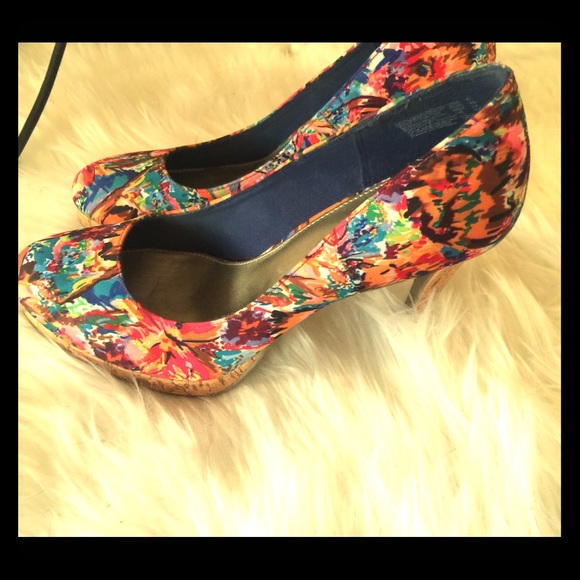 Heels! Tag still on !