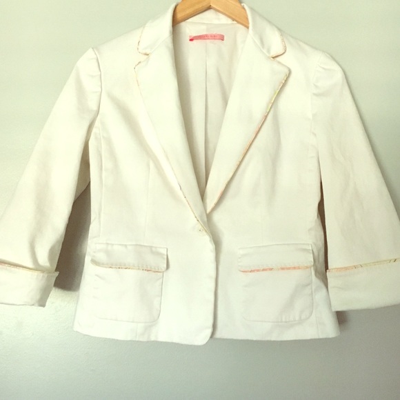 Cute Gianni Bini blazer!!
