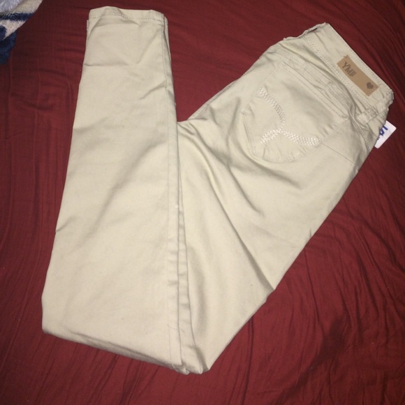 skinny leg pants .