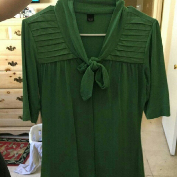 Detailed green shirt with bow in front