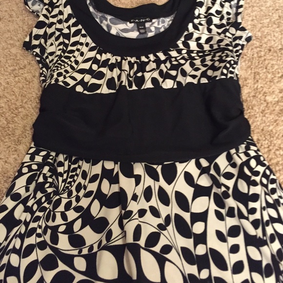 *5 for $20* Black and white dress - Picture 3 of 4