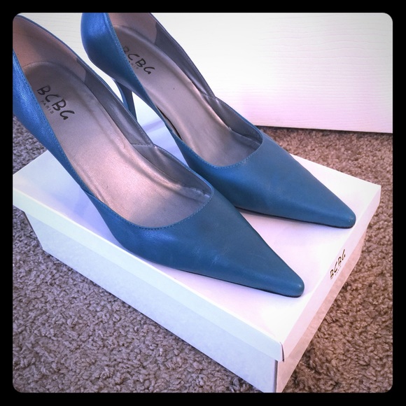 BCBG Turquoise Pumps!