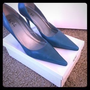BCBG Turquoise Pumps!