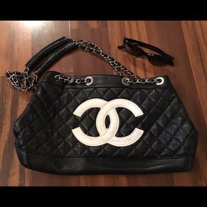 Black Handbag with Chain Strap detail