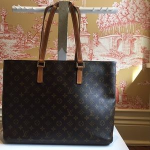 Authentic Louis Vuitton shoulder bag.