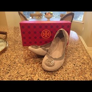 Tory Burch Caroline flats in silver/grey