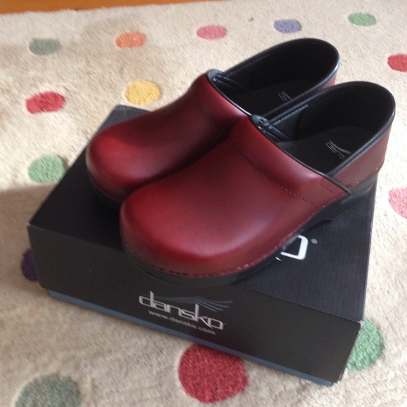 Oiled full grain red danskos