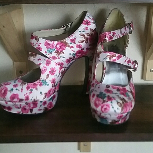 Super fun Floral heels