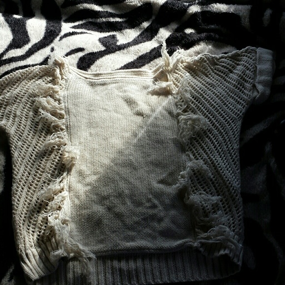 Short sleeve sweater.