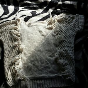 Short sleeve sweater.