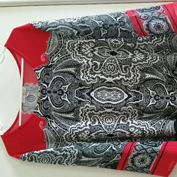 Pretty blouse great with leggings