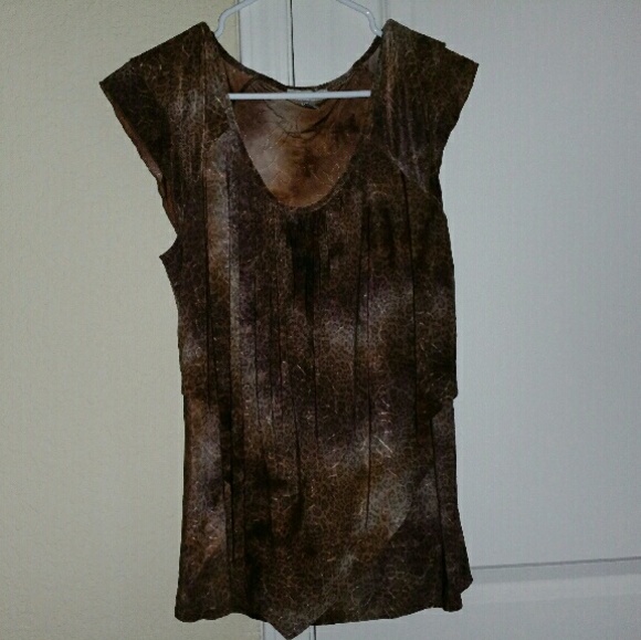 Very cute no sleeve blouse