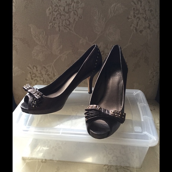 Vince Camuto hi heel bronze studded bow pumps