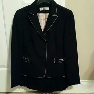 Black and pink pin strip 2 piece suit 6 petite