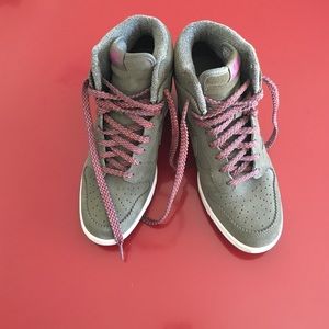 Platform Nike sneakers olive green sz8