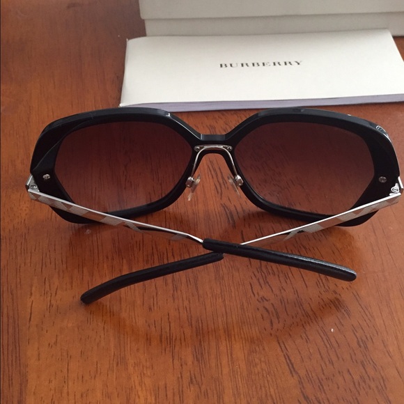 Burberry sunglasses - Picture 2 of 3