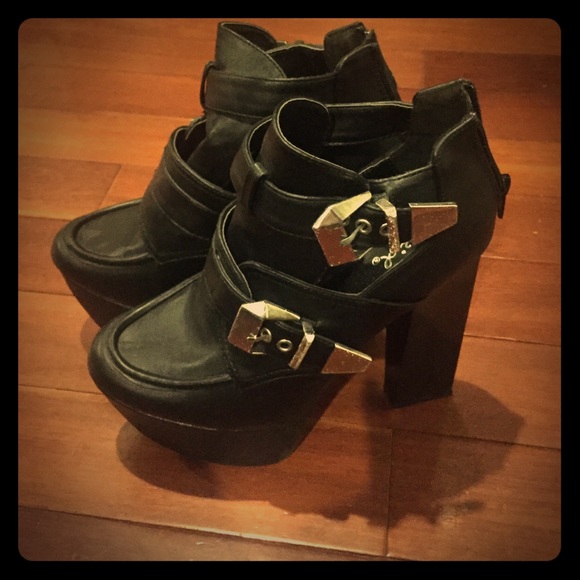Qupid black platform booties