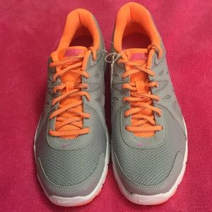 BRAND NEW WITH TAGS NIKE REVOLUTION