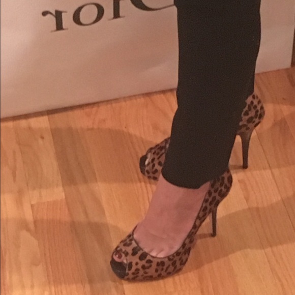 Sexy,stylish Jimmy Choo leopard peep-toe pumps NWT - Picture 4 of 4