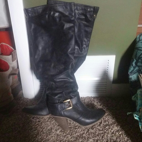 Knee high heeled boots with buckle