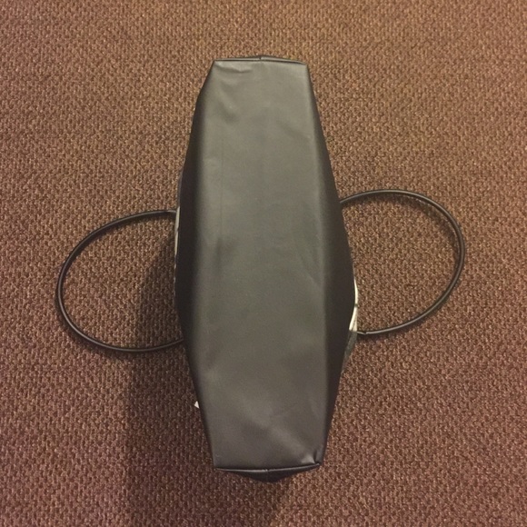 Stylish Carrying Bag! - Picture 3 of 3