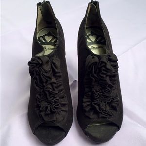 Black Ruffled Heels