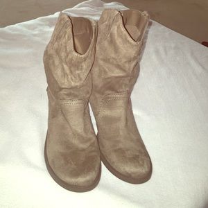 Boots size 11
